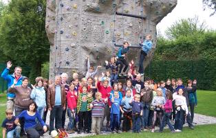 Die NaturFreunde Würmtal vor ihrem Kletterturm Die NaturFreunde Würmtal vor ihrem Kletterturm