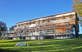 Naturfreundehaus Bodenseehaus mit Schwan davor