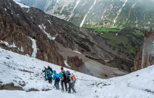 Bergwanderergruppe im Juni